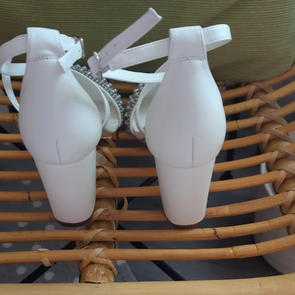 Elegant White Strappy Heels with Silver Accents - Picture 3 of 5